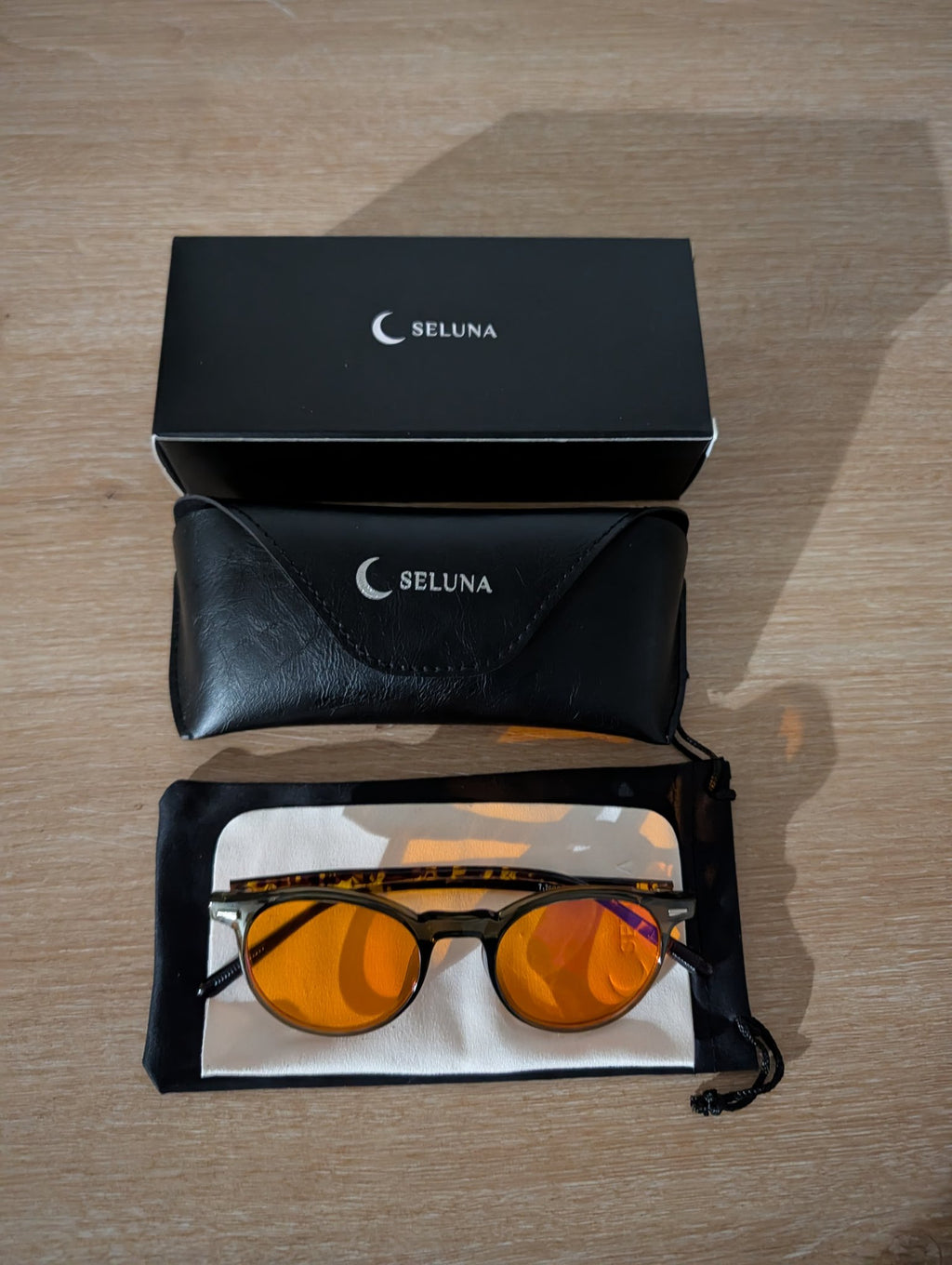 Seluna glasses with case, pouch and box