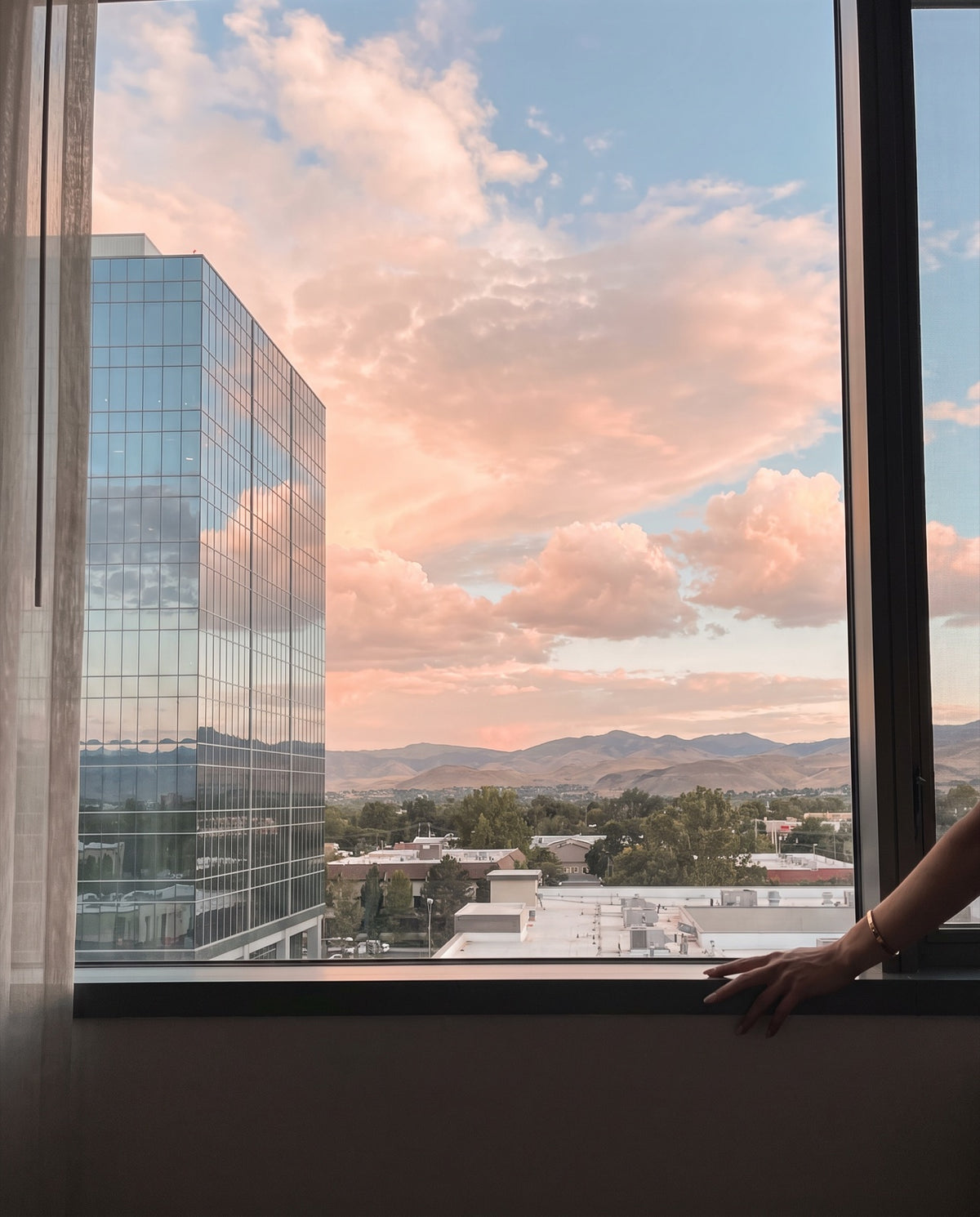 Illustration: sunset seen from an apartment window, view without Seluna glasses