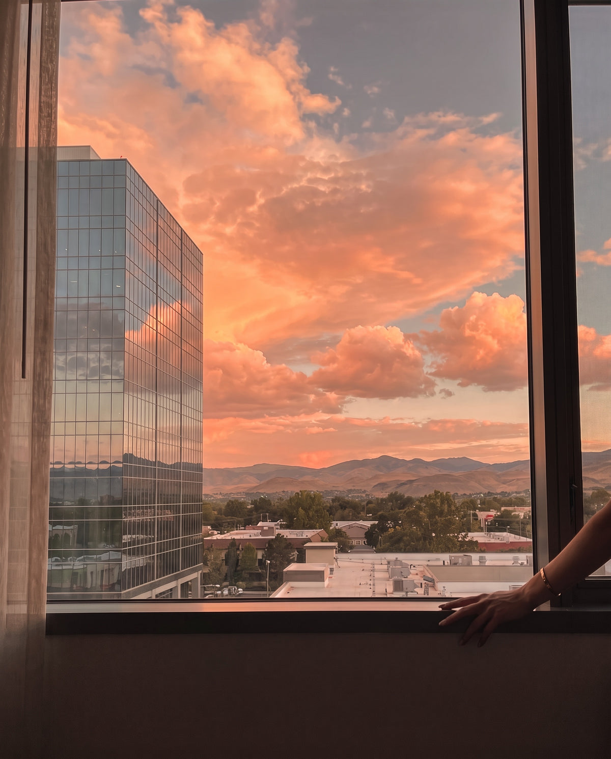 Illustration: sunset seen from an apartment window through Seluna amber glasses